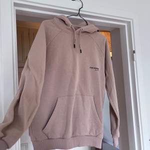 Fin beige/brun hoodie från cest’ normal i fint skick! Strl S 🤎