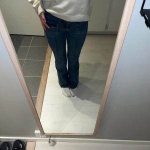 Bootcut lågmidjade jeans  - Bootcut lågmidjade jeans från Nelly, original pris 700 kr. Bra skick. OBS! De är uppsydda till någon som är ca 160 cm lång. Jag svar storlek S och dem sitter bra på mig ( se bild 3 ) som är 163 cm. Pris kan diskuteras men går nog inte lägre än 400kr❤️