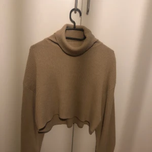 Tjocktröja från H&M  - Säljer min tröja från H&M i storlek M. Pris går att diskutera 💗
