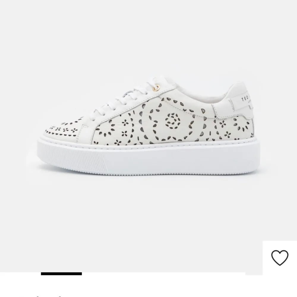 Slutsålda vita sneakers från Ted Baker som är perfekta nu till sommaren, storlek 39, använda endast en gång till min konfirmation! Säljer dessa skor då dom tyvärr inte kommer till användning💖 . Skor.