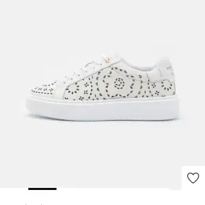 Slutsålda vita sneakers från Ted Baker som är perfekta nu till sommaren, använda endast en gång till min konfirmation! Säljer dessa skor då dom tyvärr inte kommer till användning. Skriv gärna för fler bilder eller vid frågor💖