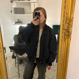 Bomberjacka  - Snygg lite längre  bomberjacka i en marinblå färg. Det är storlek Xs men jag har storlek s/m och kan ha den!