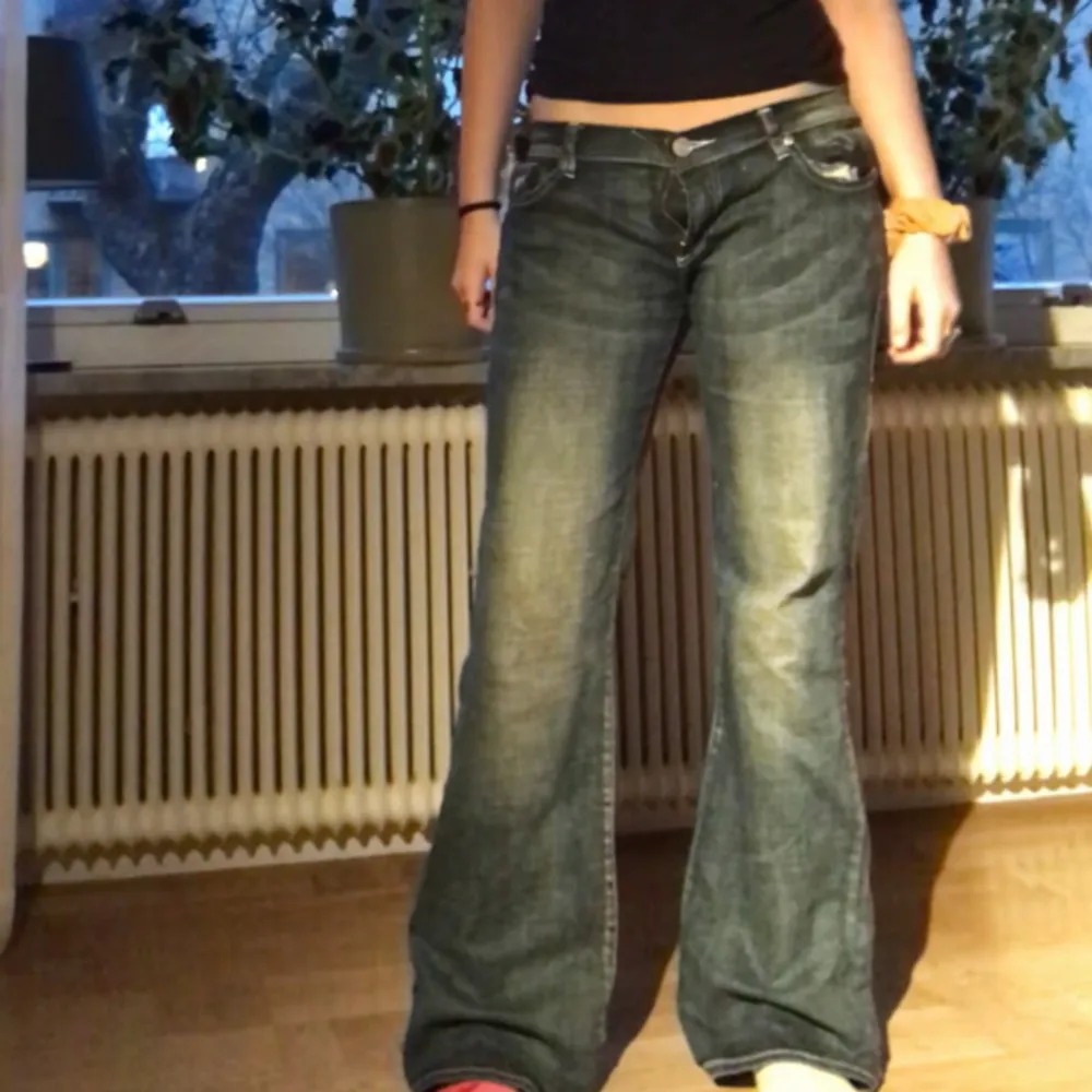 Lågmidjade Bootcut/utsvängda jeans. Jag är ungefär 166 och dem passar mig bra men hade passat någon lite  längre också! 💕 -Midjemått rakt över =45 cm -Innerbenslängd = 83cm -Längd hela= 104 cm  gylfen är inte trasig, den är bara inte knäppt på bild‼️. Jeans & Byxor.