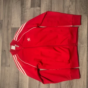 Kläder - Adidas Tröja - strl S 250kr  Skick - 10/10  Nike tröja - strl XS ( passar S ) 400kr Skick - 10/10   Nike byxor - strl XS ( passar S ) 250 Skick - 9/10   Alla 3 för 600  * Har fler inlägg ute med kläder som säljs 