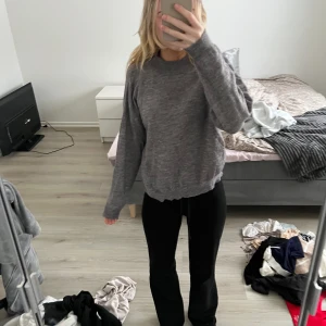 Stickad tröja - Stickad tröja, med en liten krage 