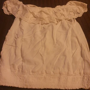 Sommar blus - Somrig vit barn blus. Använd vid något enstaka tillfälle.