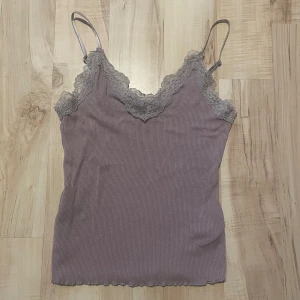 Spets linne - Säljer detta as fina limen. Om ni skulle vilja köpa så tips köp inom 4 april så kostar frakten 9 kronor!