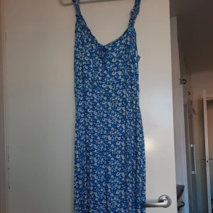 Midi klänning - Blå midi klänning med blommönster strl S💙