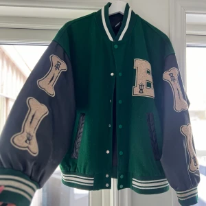 Aelfric Eden jacka  - Säljer nu min fina jacka då den aldrig kom till användning. Den är i så gott som nyskick. Har lite nopprig lägg ut på ärmen men inget man lägger märke på!🤩   (Nypris ca 900kr)