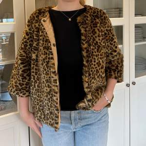Cool leopardmönstrad jacka från H&M i storlek 38 🤎🐆 Köptes från Sellpy och har använts ett fåtal gånger! 