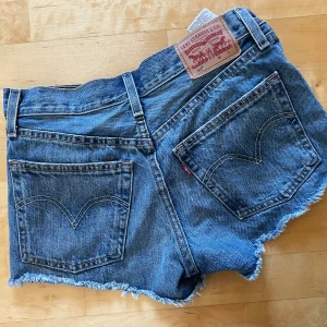 Levis shorts - Jättefina Levis shorts. Helt oanvända storlek 25 i midjan (xs/s)