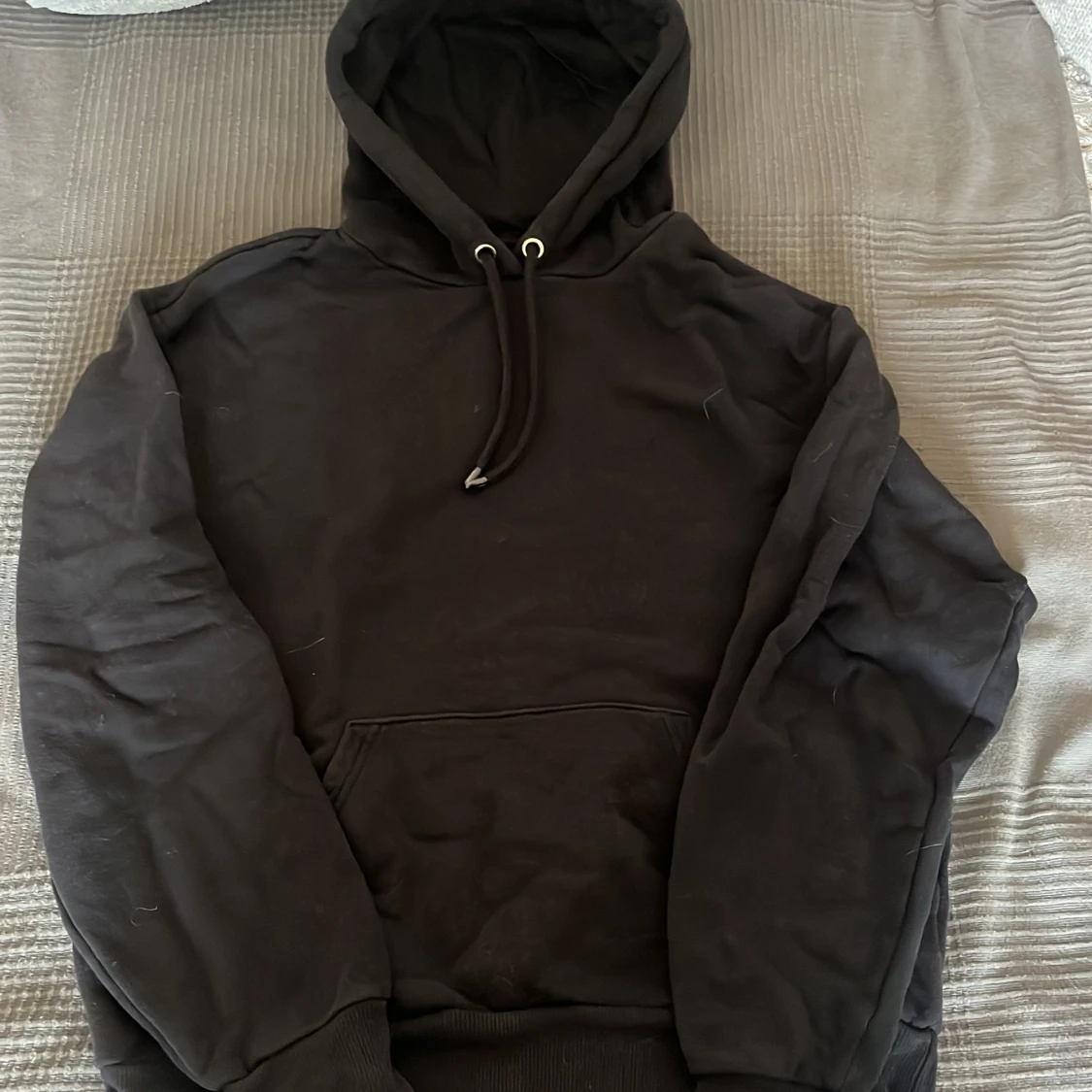 Svart hoodie