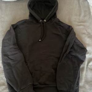Svart hoodie - Svart hoodie från monki. Storlek xxs men passar mer xs/s. Bra skick.
