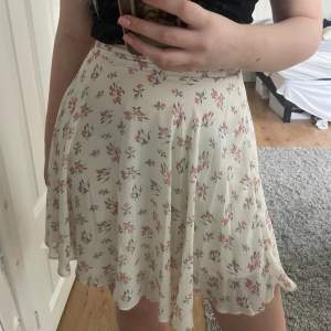 Blommig kjol från NA-KD! Endast använd en gång! Super fin till sommaren!!💞🥹