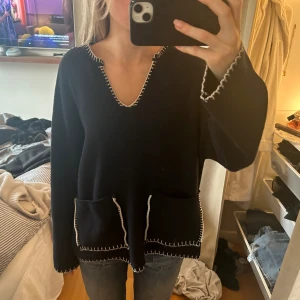 Stickad tröja - Marinblå stickad tröja med vita sömmar och fickor, från zara i storlek M❤️