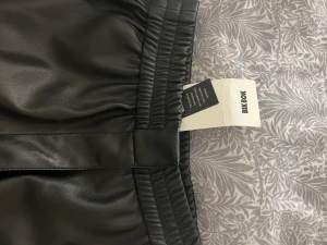 Läder shorts  - Skit snygga läder shorts. Väldigt trändigt men kom alldrig till användning för mig 