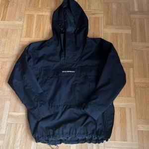 Everest anorak  - Clean svart Everest anorak. Nästan helt oanvänd med inga flaws. Storlek S men kan passa M. Finns snöre vid midjan så man kan ändra storlek. Pris kan diskuteras vid snabb affär 