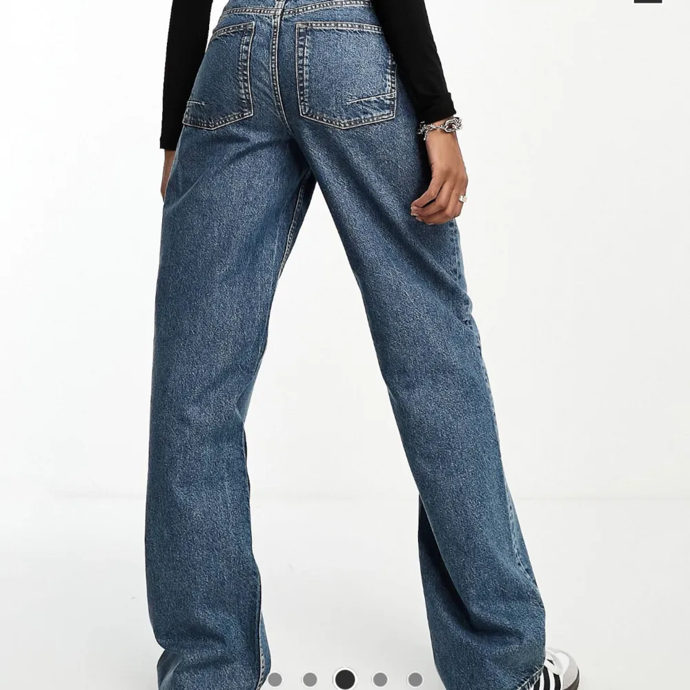 Säljer dessa otroligt snygga jeans. Aldrig använda och är slutsålda på hemsidan. Passar mig som är 177🫶🏻. Jeans & Byxor.