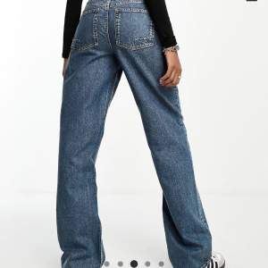 Säljer dessa otroligt snygga jeans. Aldrig använda och är slutsålda på hemsidan. Passar mig som är 177🫶🏻