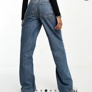 Säljer dessa otroligt snygga jeans. Aldrig använda och är slutsålda på hemsidan. Passar mig som är 177🫶🏻