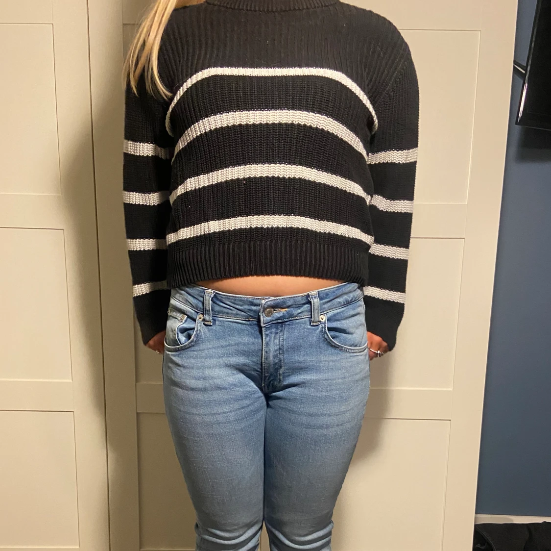 Svart/vit randig stickad tröja  - 90