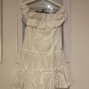 Jättesnygg klänning från zara som passar perfekt nu till sommaren ☀️ säljs för att jag inte använt den någon gång, pris går att diskuteras och det är bara att dma för fler bilder 💕💕