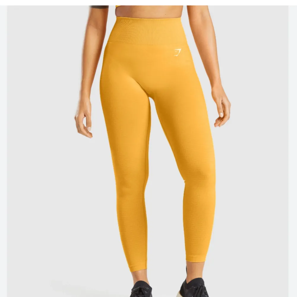 Ett par gula träningstights från gymshark i storlek S! Aldrig använda! Kontakta för fler frågor!💛💛. Jeans & Byxor.