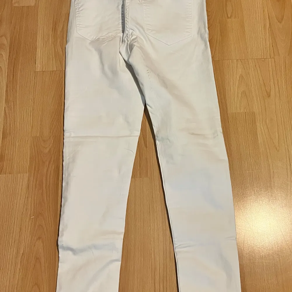 Jeans i vit färg och skinny form. Storlek 36 eller S. Jeans & Byxor.
