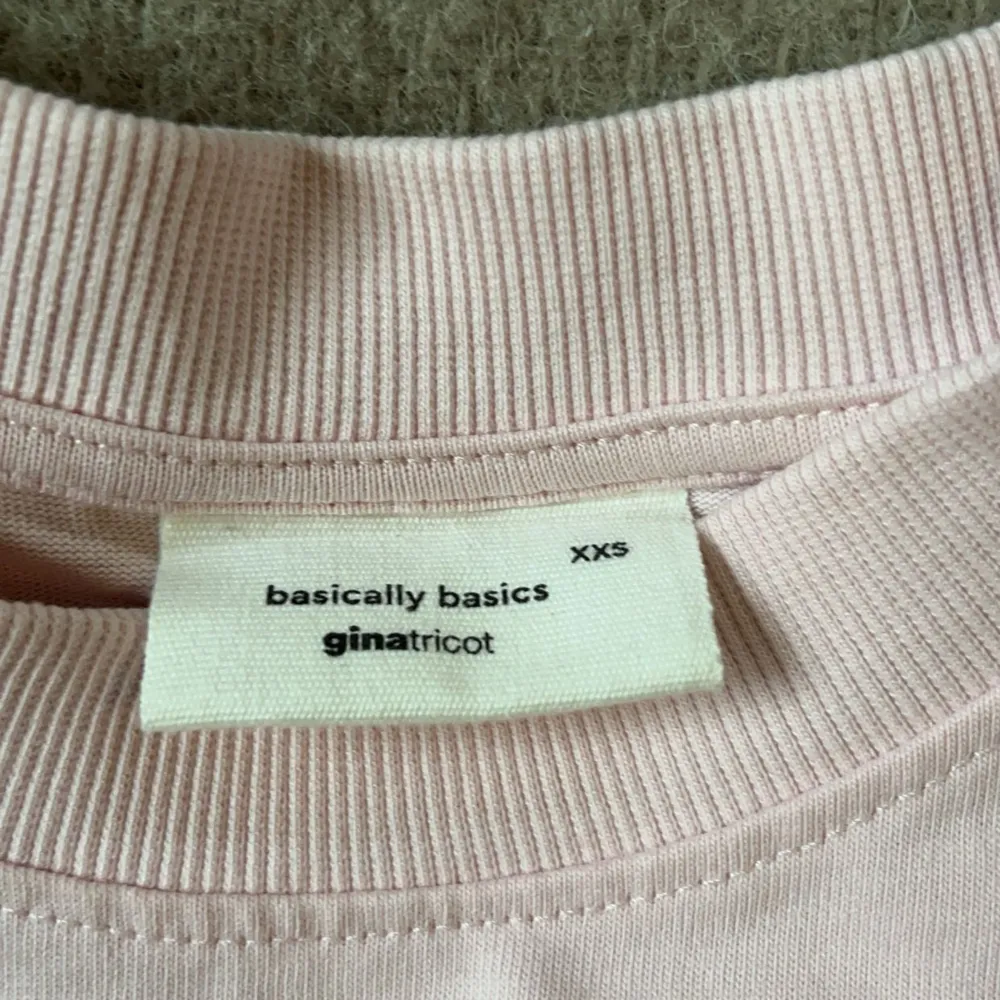 Rosa t shirt från Gina Tricot i en fin rosa färg. Knappt använd, köpt för 170 kr💞 Priset är diskuterbart. T-paidat.