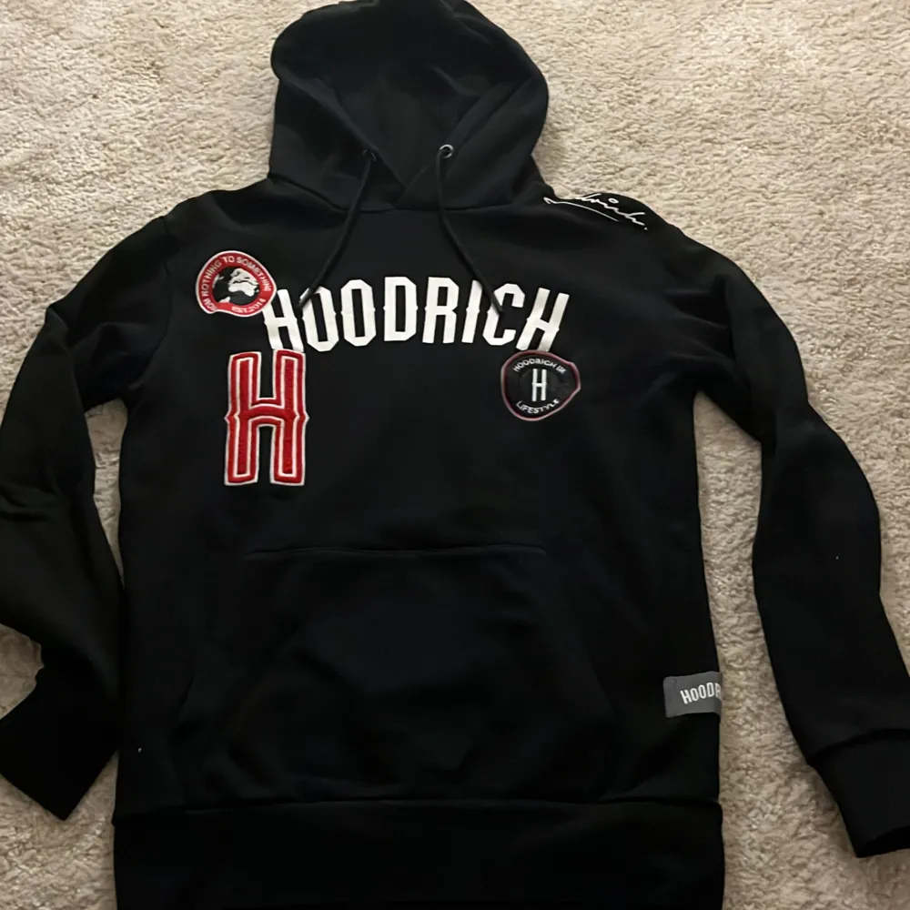 Säljer en hoodie i storlek XS från Hoodrich pga att den blivit för liten,bra skick och använd  cirka 5-7 gånger.. Hoodies.