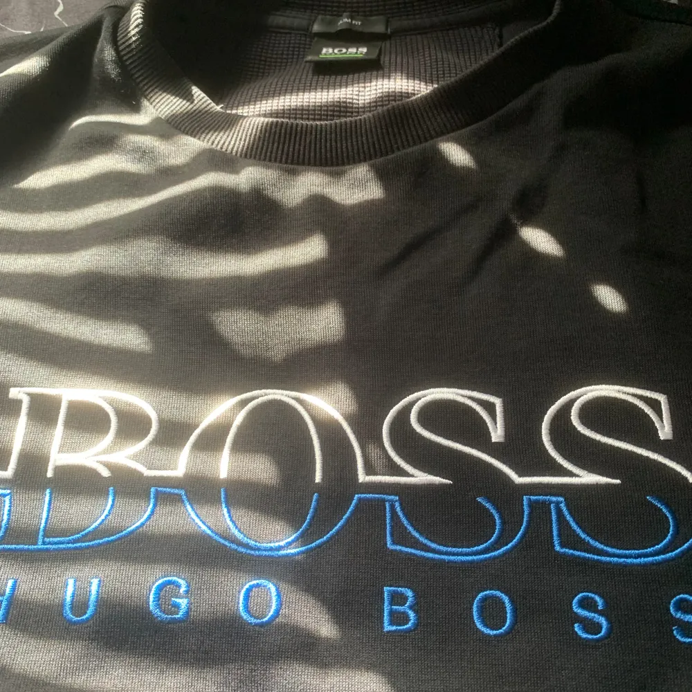 Säljer min hugo boss tröja som knappt använt.. Tröjor & Koftor.