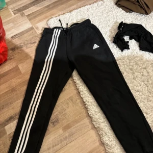 Adidas byxor  - Ett par adidas byxor i bra skick som säljs pågrund utav att dom inte används längre. De inga problem med byxorna då dom bara är använda ett få tal gånger 