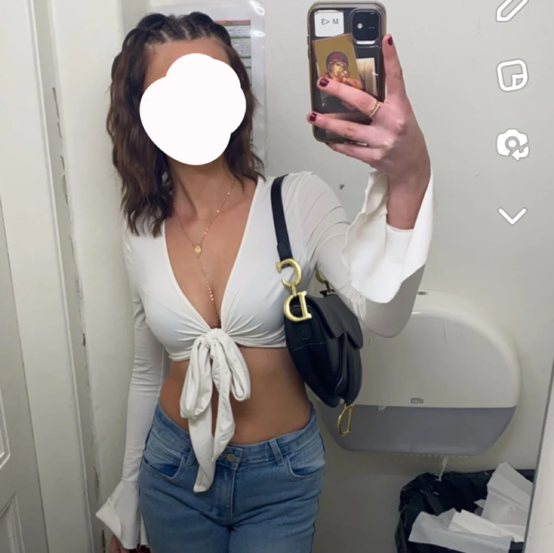 Vit tröja som kan knytas på framsidan (som på bilden) eller runt magen. 