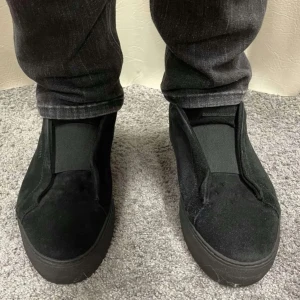 Arigatos  - Helsvarta Arigato skor som är köpta på arigatos egna hemsida, använda nu i vinter ett par gånger men fortfarande ett riktigt bra skick och fortfarande riktigt bekväma, Lätt värt 1700 Ps pris kan diskuteras 