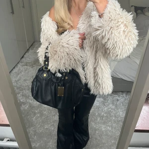 Beige pälsjacka  - Säljer denna beige pälsjacka. Har du någon fråga är det bara att höra av dig🫶🏻