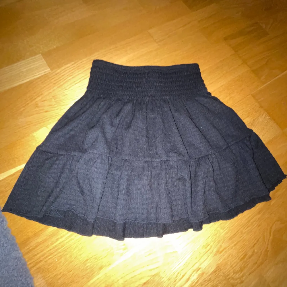Säljer min svarta kjol från Gina som inte kommer till användning, köpt för ungefär 150kr säljer för 40kr. Kjolar.
