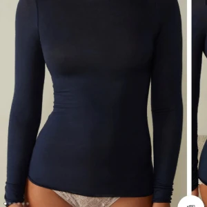 Intimissimi tröja - Mörkblå intimissmi tröja i väldigt bra skick, endast använd några enstaka gånger 💕