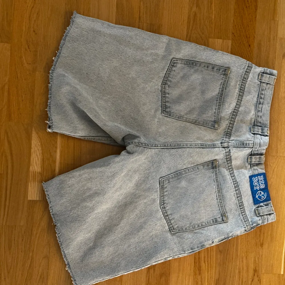 Köpta för 1300 på junkyard som jeans, klippte till shorts själv!  Perfekta för sommaren!  . Jeans & Byxor.