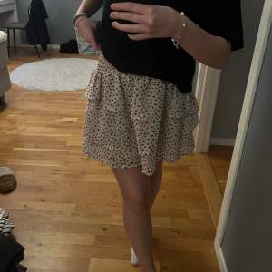 Jättefin kjol perfekt till sommaren, helt ny med lappen kvar!💗storlek 158/164 men passar bra som xs/s