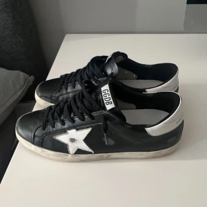 Golden Goose - Galet feta och unika goldengoose skor som e riktigt fräscha inför sommaren. Skorna är använda men har mycket kvar att ge. Tveka inte att kontakta om minsta intresse!