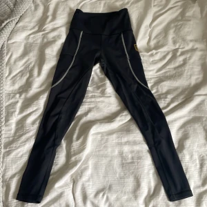 Maya delorez ridbyxor  - Säljer mina gamla maya delorez ridbyxor då den inte används längre😊. Dem har en liten slitning vid vänster fick men fickan funkar fortfarande normalt. 