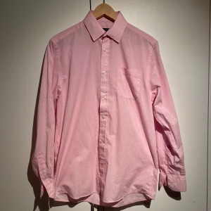 Cedar Wood State rosa skjorta - Hej, säljer en schysst skjorta i ljusrosa färg i regular passform. Storlek 38 vilket motsvarar medium. Välanvänd men i okej skick. Härlig passform och färg. Hör av dig vid intresse och för fler bilder. Pris kan diskuteras. 