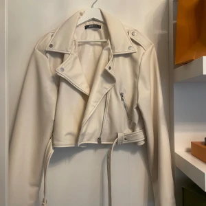 Skinnjacka - Säljer denna krämvita / biege skinnjackan