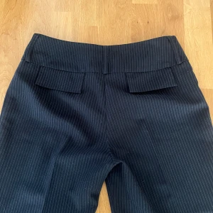 Low waist kostymbyxor - Low waist kostymbyxor i 38 men skulle säga att de sitter som 36. Från orsay och aldrig använda men köpt secondhand. Bra kvalitet 