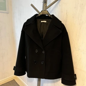 Kappa från design by si - Använd 3/4 gånger  Köpt i höstas  Säljer då jag inte använder den 500kr, då ingår frakten. 