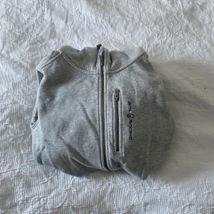 Grå sail racing tröja  - Nästan helt oanvänd sail racing tröja med zip, köpt för 1200kr. 
