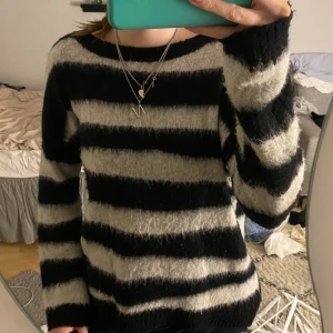 Stickad  - Stickad tröja i zebra mönster köpt på arkivet 🥰