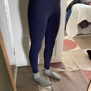 Måste nu tyvärr sälja dessa sköna tights från uniqlo då jag har växt ur dem. Tightsen har två fickor. Priset kan diskuteras.:)