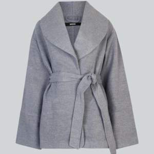 Säljer en grå kappa från Bikbok, använt fåtal gånger🌟