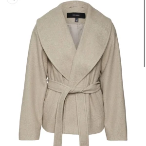 Vårjacka - Säljer denna super snygga vårkappa från Veromoda!💕 Säljer kappan då jag inte fått användning för den så den är knappt använd! Kappan är i storlek M men den är inte så stor!kappan är köpt för 699kr! 🥰 Priset går att diskuteras! 